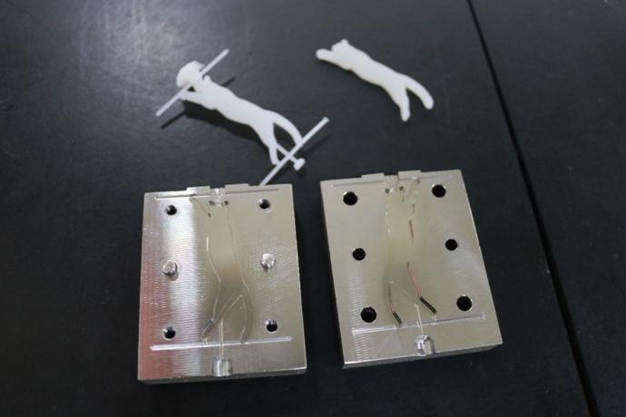 キーホルダーを作るための金型の写真