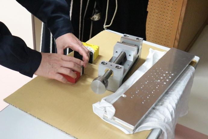 完成した製品を実際に触ってもらっている様子