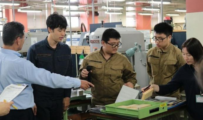 訓練生が発表後に質問を受けている様子