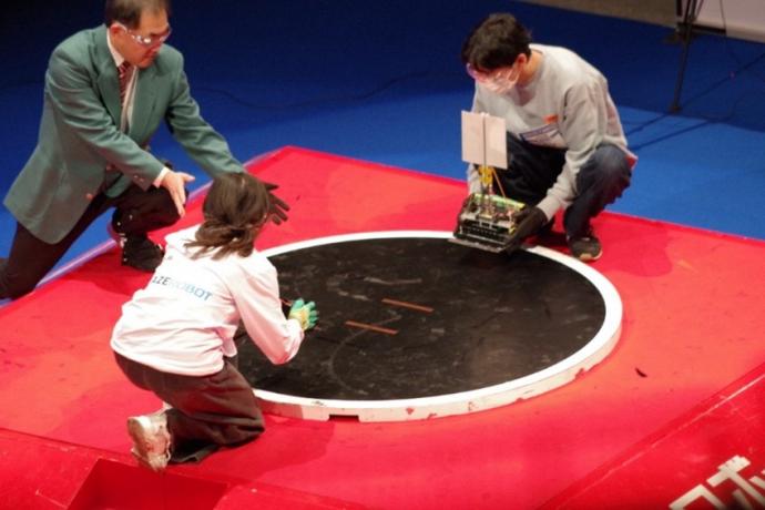 全日本ロボット相撲決勝大会試合の様子2