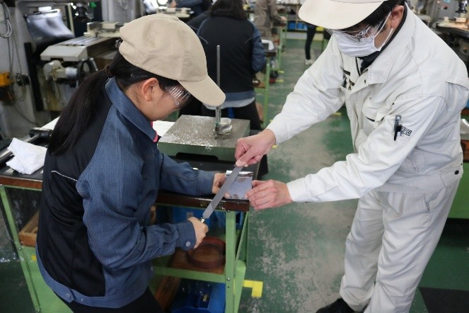 先生からバリ取りのコツを教わっている様子1