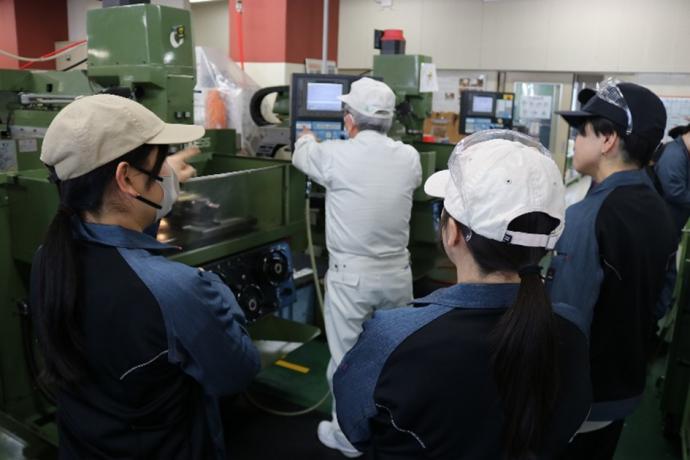 NCフライス盤の操作方法を熱心に受講している様子