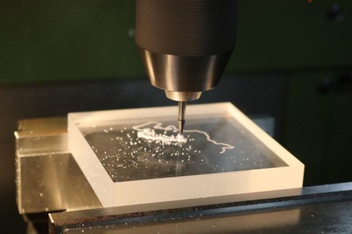 ワイヤーカット放電加工機のプログラムでNCフライス盤が動いている様子