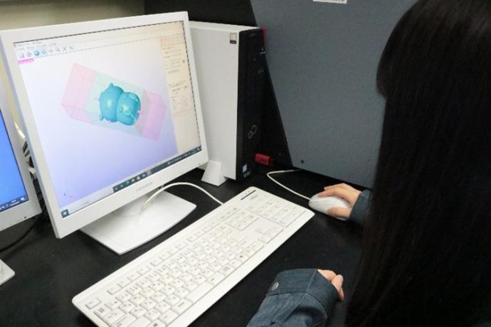 小型切削機を動かすためのデータ作りの様子