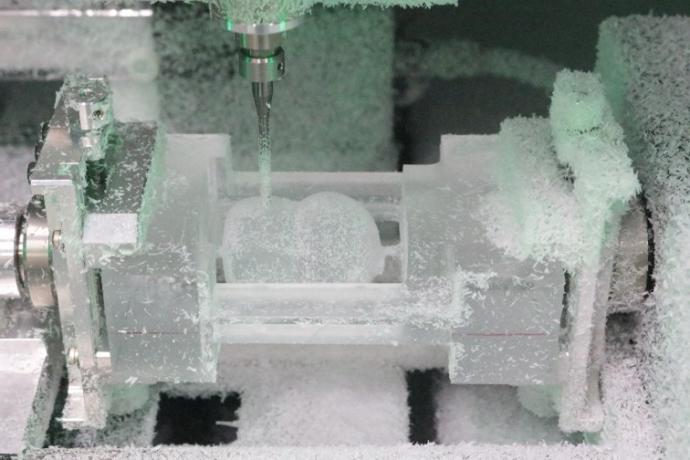 小型切削機の中で樹脂を削っている様子