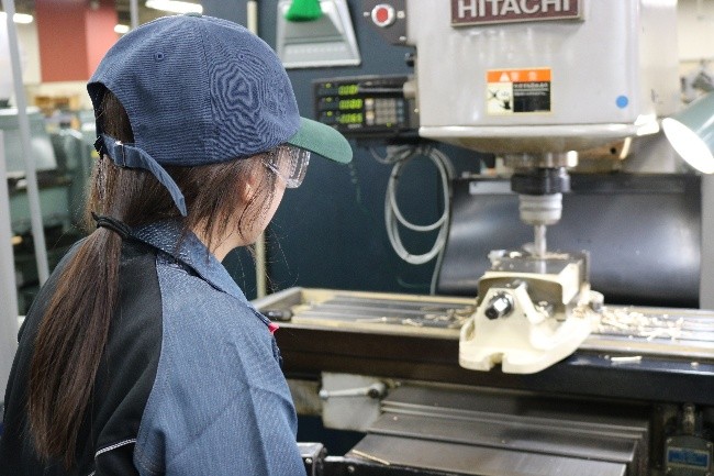 刃物をエンドミルに交換し穴を開けている様子