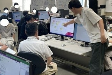 指導員からレビューを受けている様子