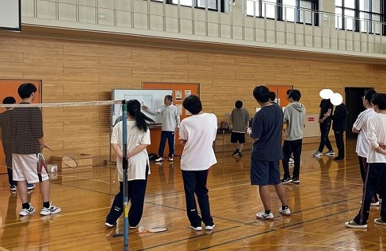 1年生2年生合同で体育の訓練を受けている様子1