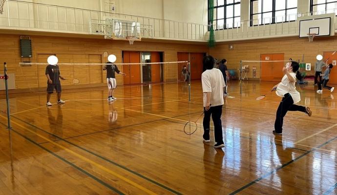 1年生2年生合同で体育の訓練を受けている様子2