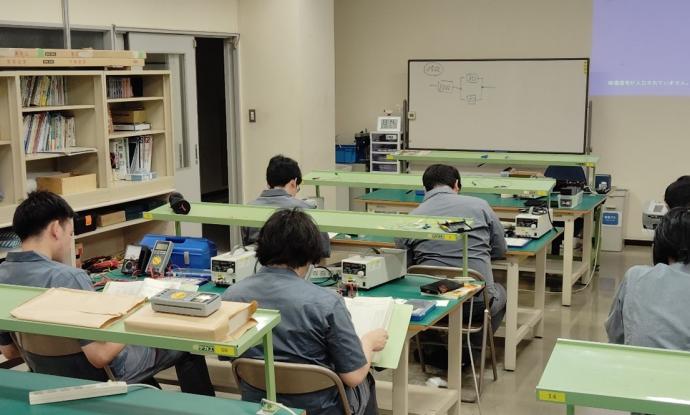 電子回路実習の様子