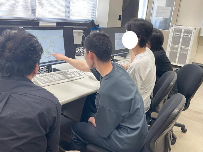2年生がチーム課題をしている様子