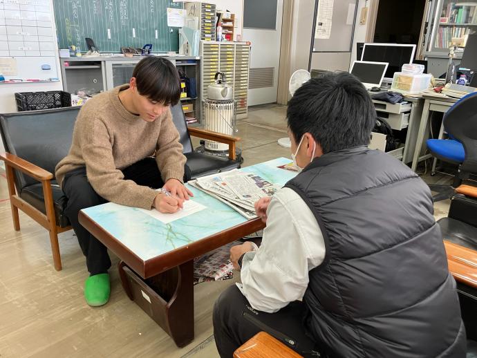 進路指導を受ける学生の写真