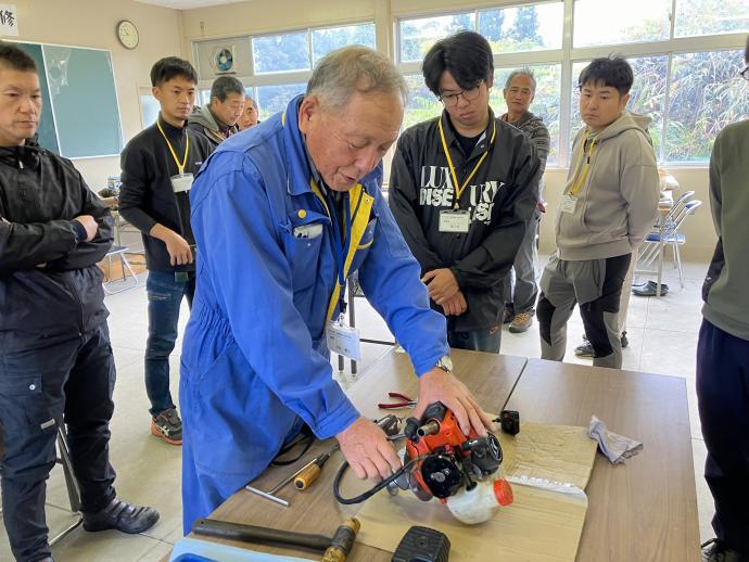 機械士養成研修の様子（刈払機のメンテナンス）