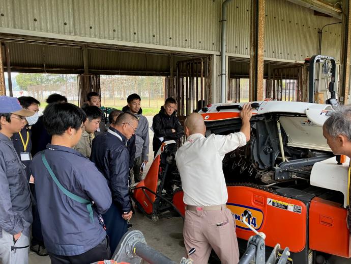 機械士養成研修の様子（コンバインのメンテナンス）
