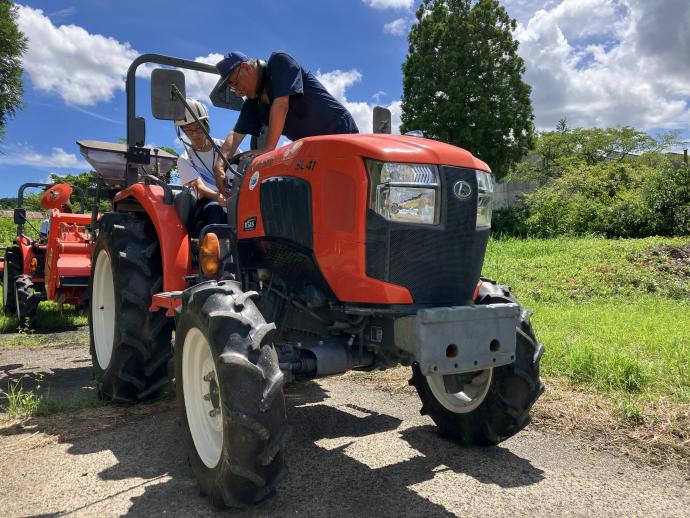 緑の学園の様子（トラクタ操作体験）