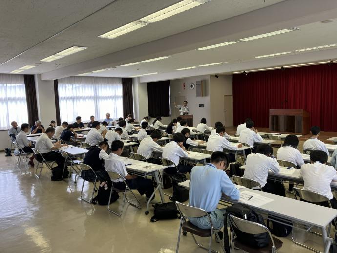緑の学園の様子（室内での説明）