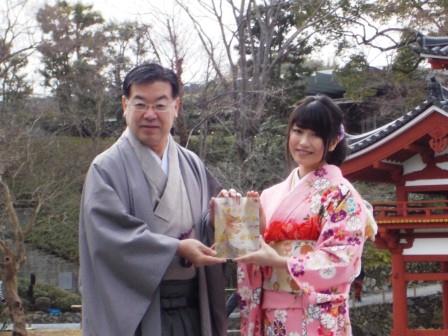 記念プレートを手にした横山さんと知事