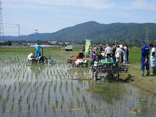 除草機の実演を熱心に見学する参加者（1）