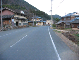 保全対象の人家と町道の写真