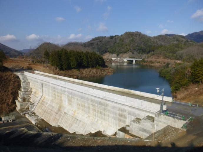 試験湛水が完了した遮水擁壁工