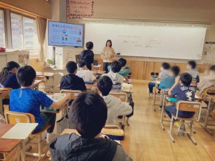 小学校での授業登壇の写真