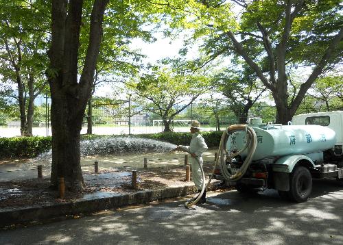 散水者による散水の写真