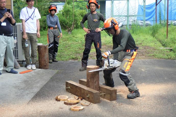 林大生によるチェーンソー実演