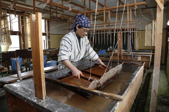 黒谷和紙の手漉きの様子1