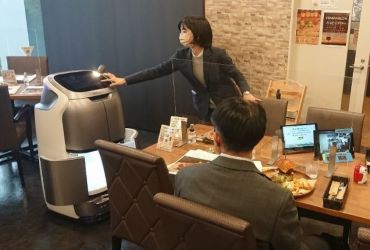 配膳ロボットダブルスリーが到着