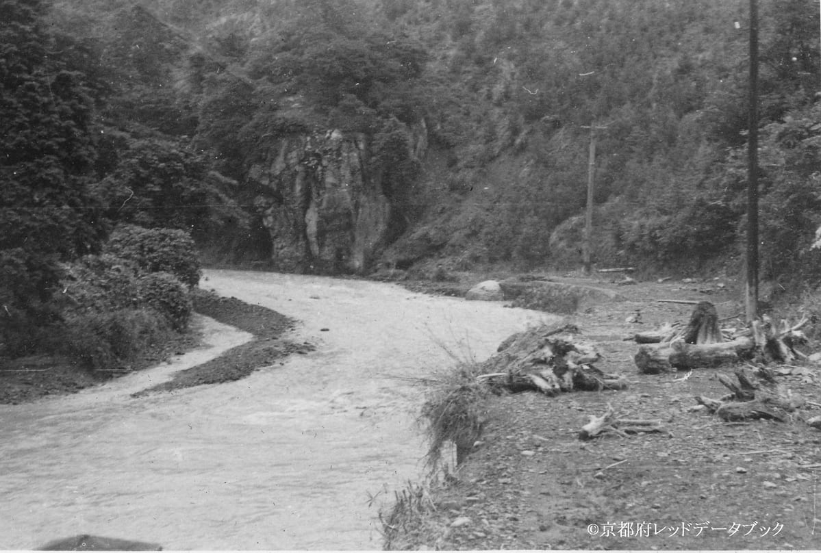 写真19　増水で崩れた雲ケ畑下道（大岩付近）。1959年8月。
