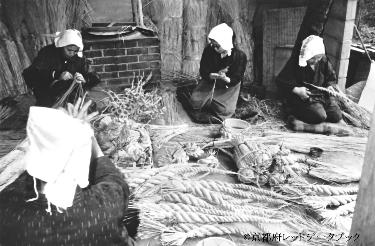 写真31　しめ飾りを作る白川女。京都でよく飾られた「チョロケン」が中央右に4つほど見える。1963年12月8日。