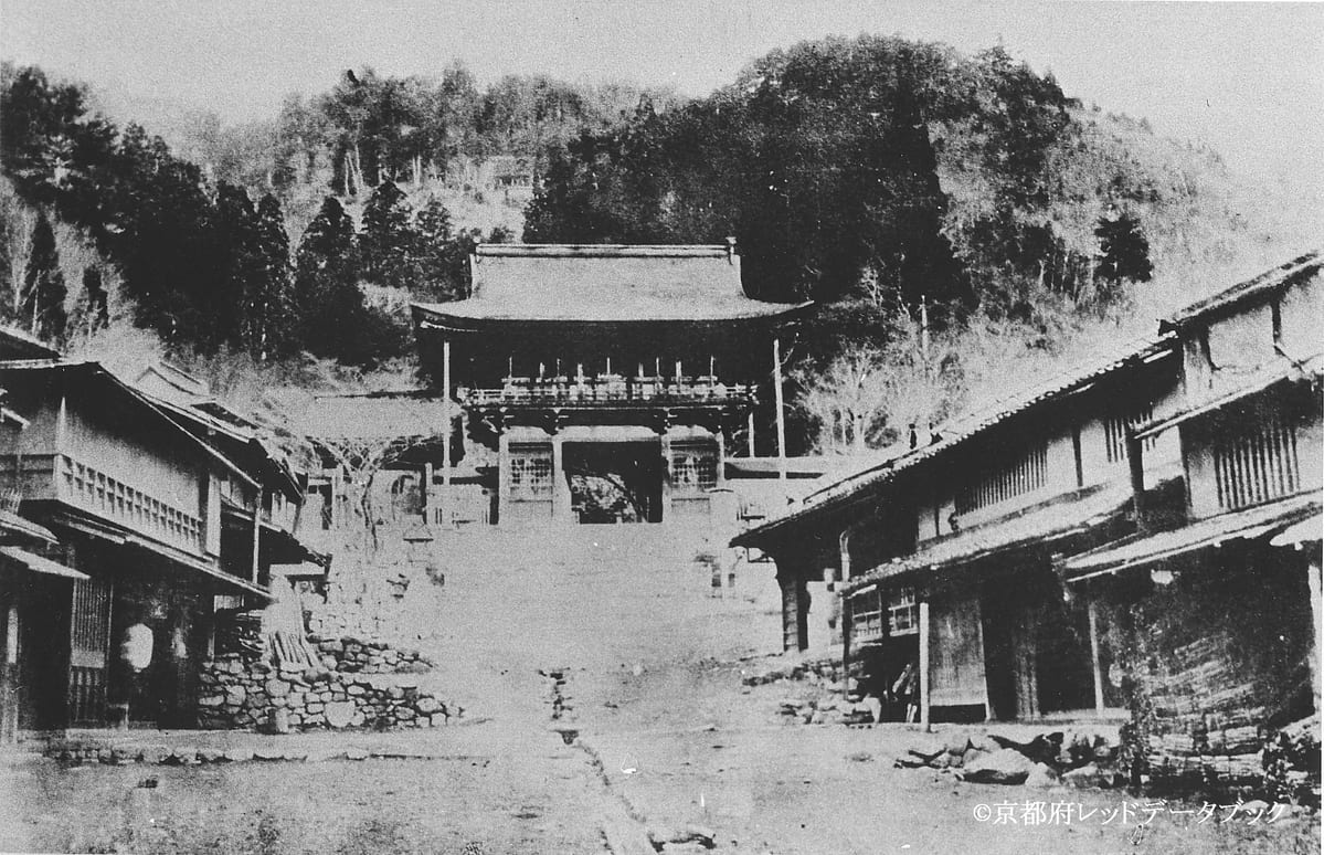 写真8　鞍馬寺仁王門付近。明治20年（1887）頃。仁王門付近を除き、山では主に雑木が見られる。