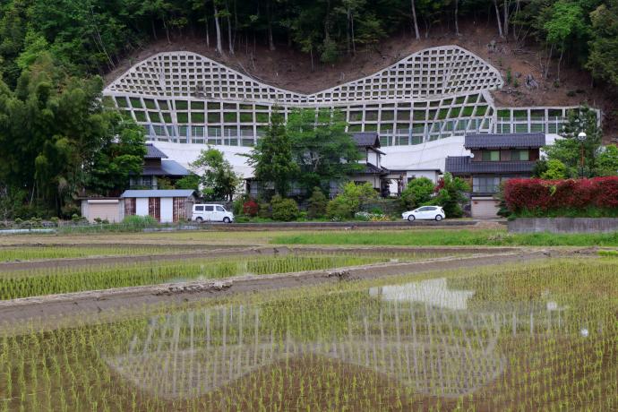 佐野　敏之　様　「シンメトリー」 田舎の家屋とレース細工のような法面工が田園風景と調和し、新たな景観を創出しています。特に、田