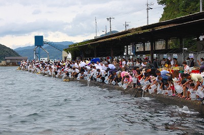 子供達と一緒にマダイ稚魚を放流