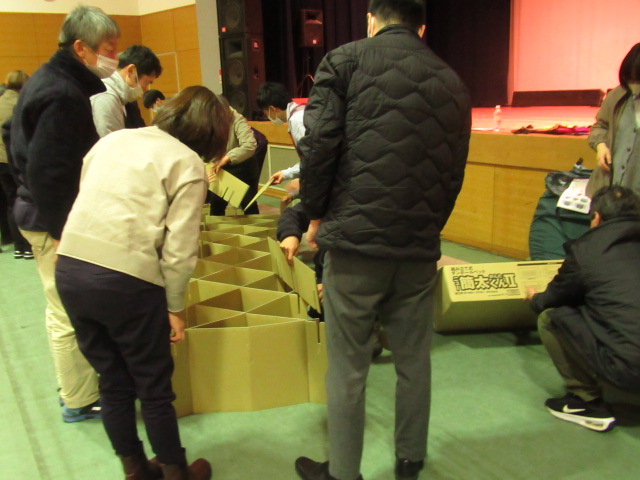 ダンボールベッド組立て