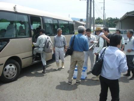 バスに乗り込む参加者