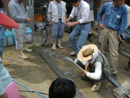 自作除草機を見学