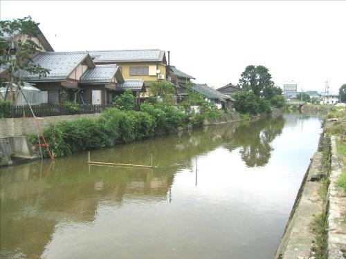 現地に原寸大で設けた丁張り