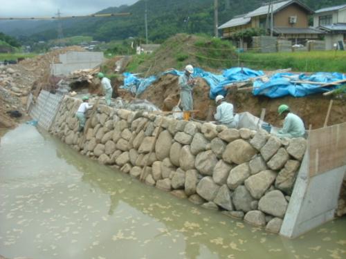 盛林寺橋取り合い護岸の施工状況