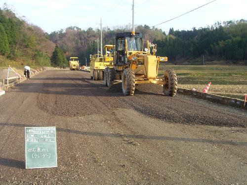 路盤材の施工のようす