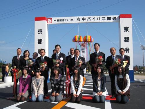 知事を中心に来賓の方々と花束贈呈を行った地元中学生・高校生の皆さんで記念撮影