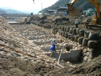 堂ノ下橋下流に完成した階段式落差工