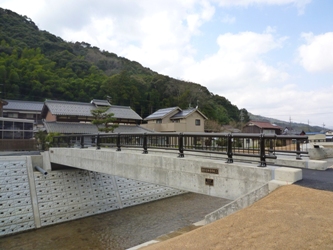 上流右岸より生野神社橋を望む