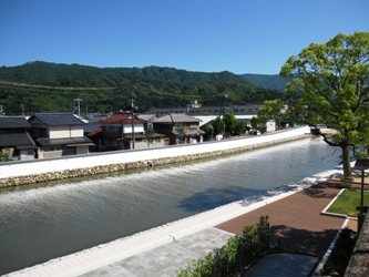 宮津市役所から城壁風護岸を望む