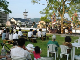 七夕飾りと対岸の白壁がステージを彩ります