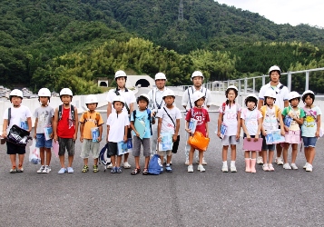 橋の上で記念撮影