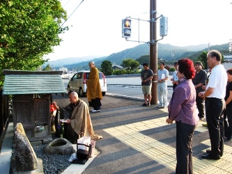 「太鼓門の地蔵さん」と参列者たち