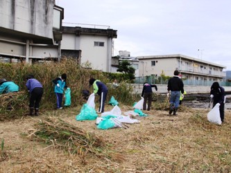 河口でのゴミ拾いの様子