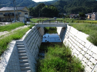 新しい滝馬川（新松原橋から上流を望む）