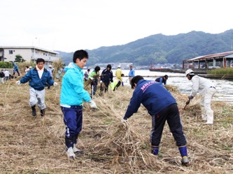 大手川クリーンアップ大作戦2010の作業の様子